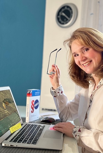 Susanne Jorczik an ihrem Schreibtisch